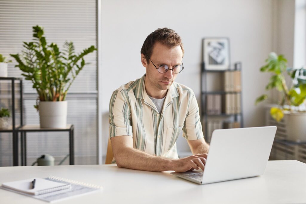 men check hp laptop