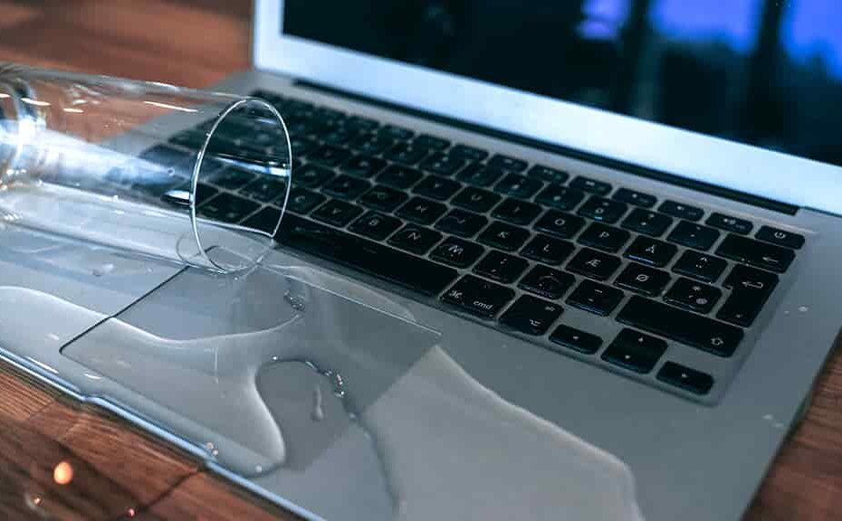 Spilled_water_on_laptop